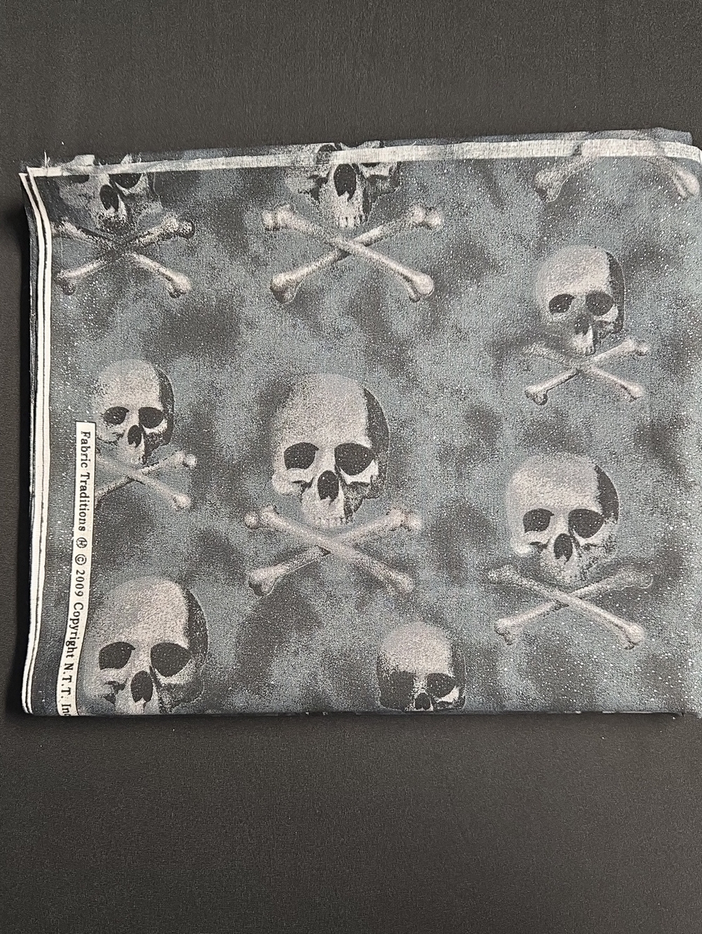 🎃🎃🎃Glitter Skull Fabric by Fabric Traditions 2009, 2 Yards